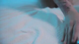 A teen babe masturbates with a Hitachi Magic Wand and reaches a powerful climax