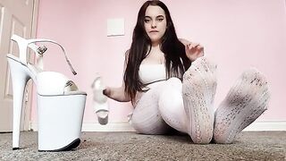 Foot-fetish and white tights solo action with pleasers