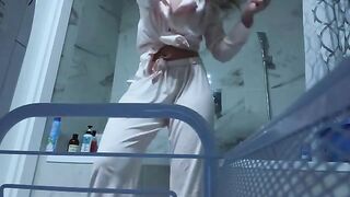 A girl wanking her pussy in the bathroom, no one sees