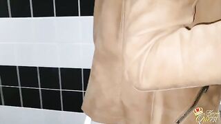 Babe fucked in the toilet of a public place, riskily hard
