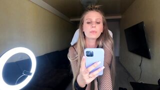 A hot blonde has sex right into the phone’s camera view