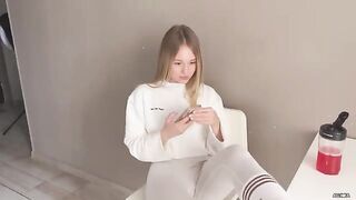 Babe threw her legs on the table and was fucked