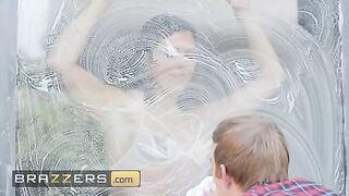 The window cleaner got a sexy surprise from the gorgeous Ruby Sims