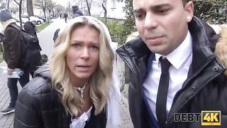 The collector fucked a blonde in front of her new husband