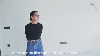 The realtor fucked the girl in front of her husband for a discount