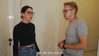 The realtor fucked the girl in front of her husband for a discount