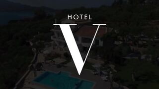 The insatiable guest Ginebra seduces the bartender of the hotel with no shame
