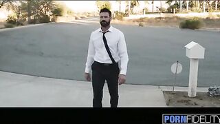 Perfect housewife Anna Bell Peaks gets a messy blowjob