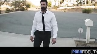 Perfect housewife Anna Bell Peaks gets a messy blowjob