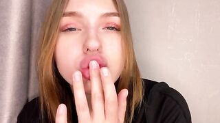 A girl with a juicy ass masturbates at home and reaches an intense climax