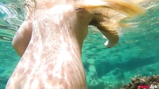 Babe JessiJek has anal sex right on the beach