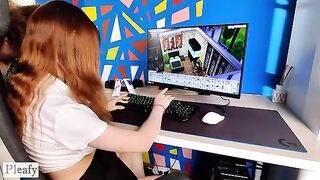 A young beauty played Sims 4 with her boyfriend