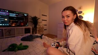 Instead of playing, the girl got a great dick and squirt