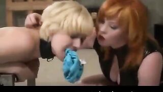 Lesbian beauties fuck without using their hands