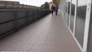 A pick-up guy caught a girl at the train station and fucked her hard