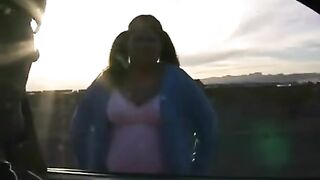 The fat woman doesn’t mind giving everything to show her vagina