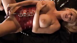 Rachel Aziani rubs her pussy with a toy and comes