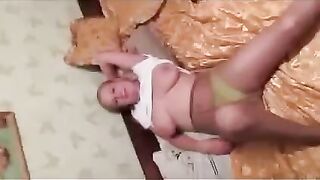 A pregnant woman exposed herself to a photographer in a steamy homemade scene