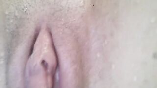 A girl reached orgasm underwater and got a great close-up shot of her pussy