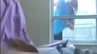 A woman spies on a guy in the ward and masturbates with him