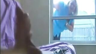 A woman spies on a guy in the ward and masturbates with him