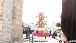 After the breakup, the girl went to Macao and met a new lover