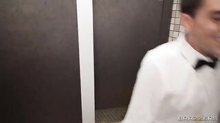 A hot girl served a big ass waiter in the toilet at the party