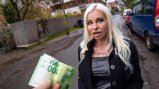 A pick-up guy fucked his teacher for money right on the street