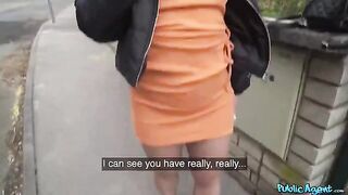 An Italian brunette lost her phone and a guy found it