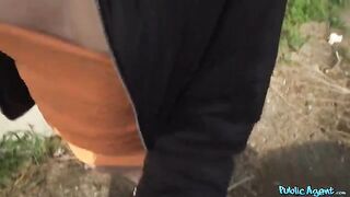 An Italian brunette lost her phone and a guy found it