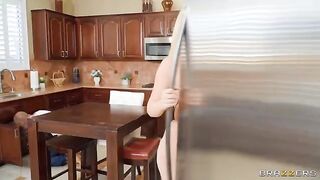 The life of a bimbo is the best in the kitchen