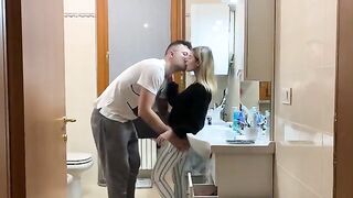 My girlfriend closed herself in the bathroom and wanted to be discovered