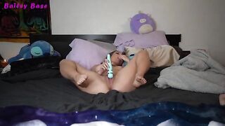 A foot fetish solo girl plays with her toes before cumming