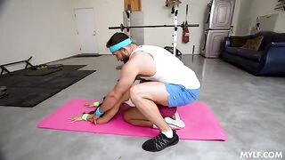 An alternative way to pump your muscles with the help of a hot girl