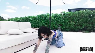 A hot brunette with a special purpose made a blowjob