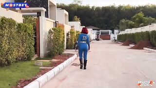 The girl in the mask has sex with her boyfriend in cosplay