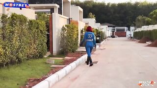 The girl in the mask has sex with her boyfriend in cosplay