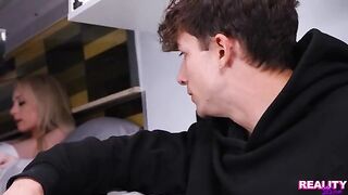 A step brother fucked her sweet pussy in the car, a steamy encounter
