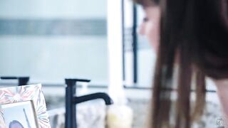 A pretty girl has no shame and reveals herself to a charming stranger