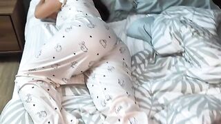The step mom’s ass was so tempting I couldn’t pass