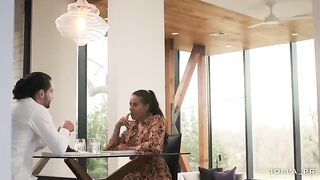 Therapist invited her client to her house for a romantic dinner