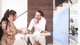 Therapist invited her client to her house for a romantic dinner